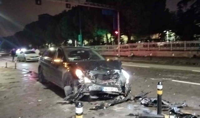 Kadıköy'de alkollü sürücü ışıklarda duran araçlara çarptı: 1 ağır yaralı