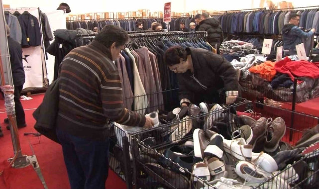 Kadıköy'de markalar çadırı açılışında 'indirim' izdihamı