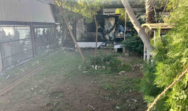 Kafe küle döndü, 97 yaşındaki adam ağır yaralandı