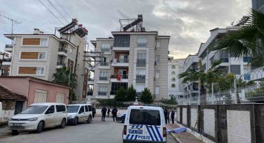 Kaldırım üzerinde erkek cesedi bulundu