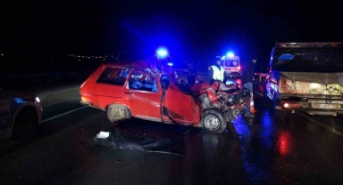 Kamyona arkadan çarpan araçtaki 2 kişi hayatını kaybetti