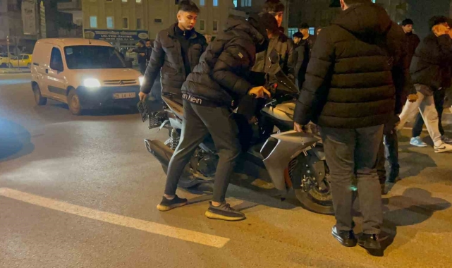 Kamyonet motosiklete çarptı: 2 yaralı