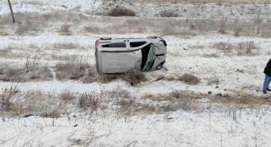 Kamyonet şarampole yuvarlandı: 2 yaralı