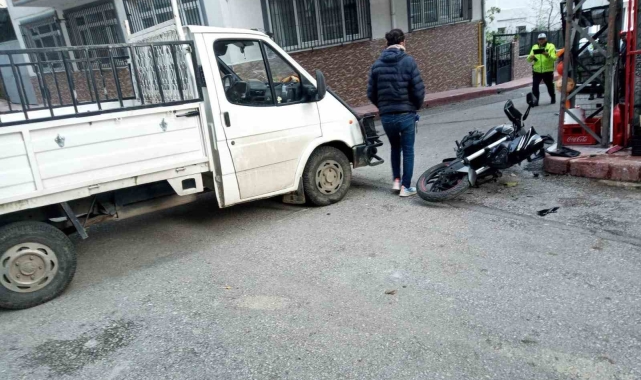 Kamyonetle motosiklet çarpıştı: 1 yaralı