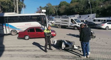 Kamyonla çarpışan motosiklet sürücüsünün sürüklendiği anlar kamerada
