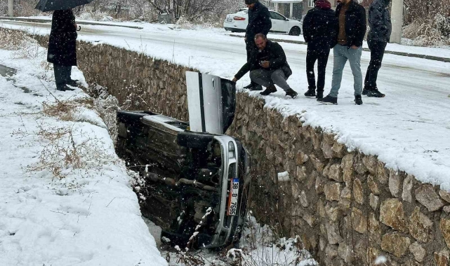 Kar yağışı kazaları beraberinde getirdi: Kayan araç dereye düştü
