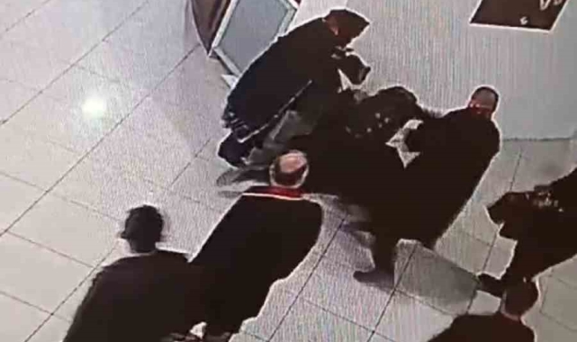 Kararın ardından avukatın darp edildiği anlar kamerada