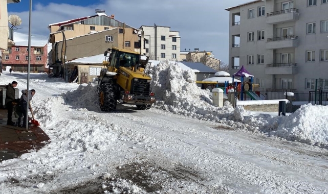 Karlıova'da kar yağdı, belediyenin karla mücadelesi de başladı