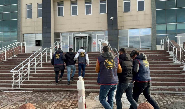 Kars'ta biri FETÖPDY terör örgütü üyesi 3 kişi yakalandı