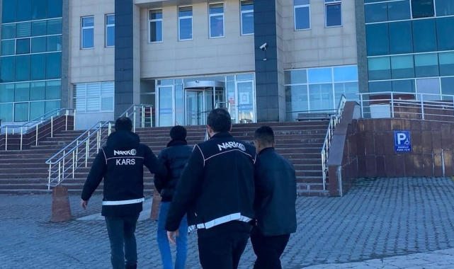 Kars'ta uyuşturucuyu vites kutusuna sakladılar