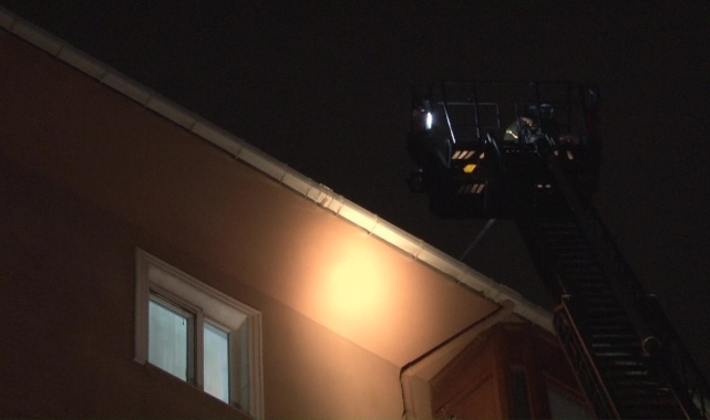 Kartal'da bacadan çıkan yangın çatıya sıçradı