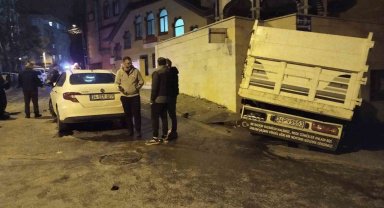 Kartal'da kamyonet ile otomobil çarpıştı: 2 yaralı