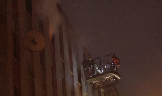 Kartal'da kimliği belirsiz kişiler metruk binayı ateşe verdi