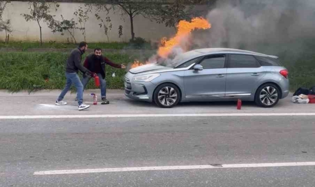 Kartal'da yanan aracı söndürmek için vatandaşlar seferber oldu