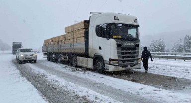 Kastamonu'da 430 köy yolu ulaşıma kapandı, ağır tonajlı araçlar yolda kaldı
