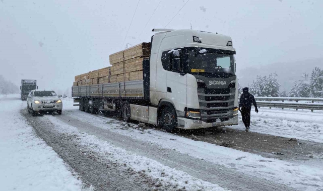 Kastamonu'da 430 köy yolu ulaşıma kapandı, ağır tonajlı araçlar yolda kaldı