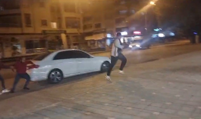 Kavga eden grup polisi görünce dağıldı