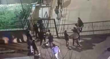 Kavgaya tutuşan gençler caddeyi boks ringine çevirdi