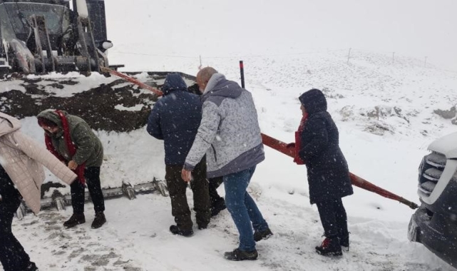 Kayak merkezi yolunda mahsur kalan kafile kurtarıldı