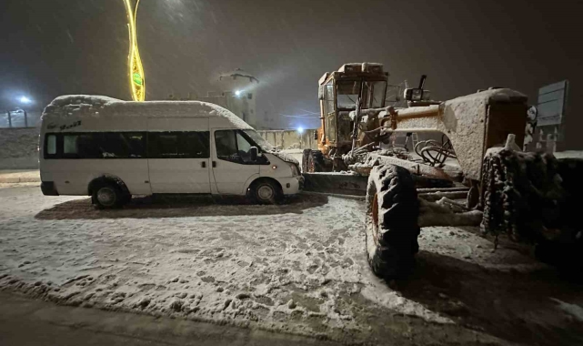 Kaygan yolda duramayan minibüs greydere çarptı