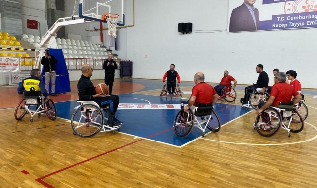 Kaymakam Aydın, özel gereksinimli bireylerle basketbol oynayıp voleybol maçı yaptı