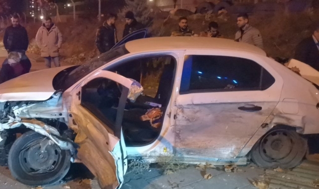 Kayseri'de feci kaza: Araçta sıkışan şoförü ekipler çıkardı