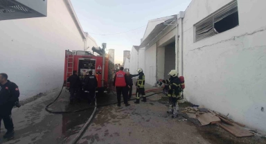 Kayseri'de iş yeri deposunda çıkan yangını itfaiye söndürdü