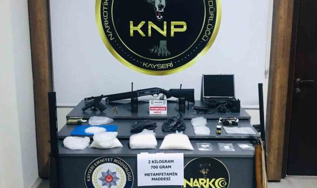 Kayseri'de uyuşturucu tacirlerine suçüstü: 2.7 kilo uyuşturucu madde ele geçirildi