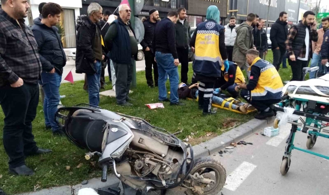 Kaza anı kamerada...Otomobil ile çarpışan motosikletteki 2 genç yaralandı