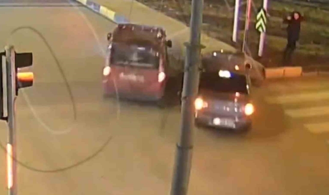 Kaza anında kaldırımda bekleyen vatandaşın yaşadığı panik kamerada