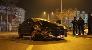 Kaza yaptı, hasar gören otomobili bırakıp kaçtı