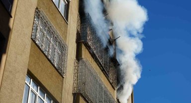 Kilis'te 5 katlı binada çıkan yangın korkuttu