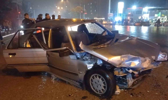 Kırıkkale'de iki otomobil kafa kafaya çarpıştı: 9 yaralı
