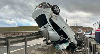 Kırıkkale'de otomobil refüje devrildi: 5 yaralı