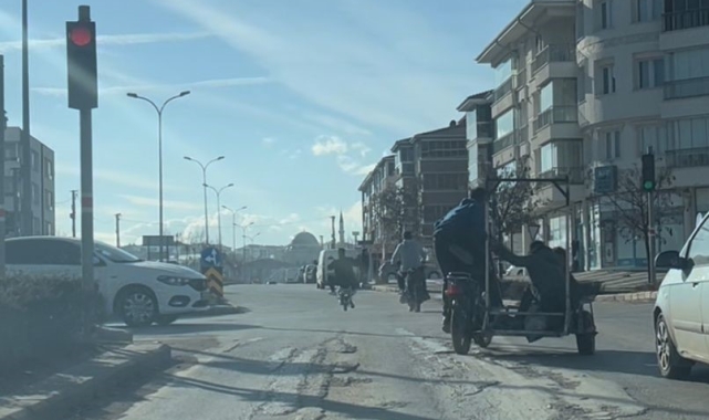 Kırmızı ışığa umursamadan tek tekerle kasksız yollarına devam ettiler
