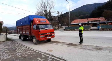 Kış lastiği olmayan araçlar polis denetimine takıldı