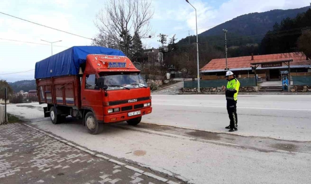 Kış lastiği olmayan araçlar polis denetimine takıldı