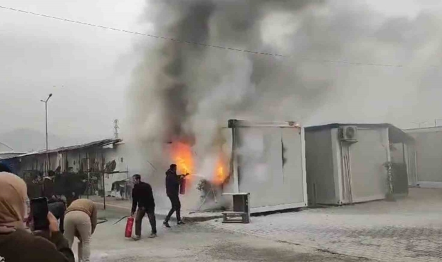 Konteynerde çıkan yangın, çevreye sıçramadan söndürüldü