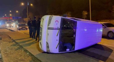 Kontrolden çıkan midibüs takla attı