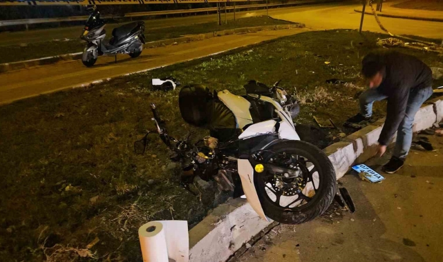 Kontrolden çıkan motosiklet refüje çarptı: 1 ağır yaralı
