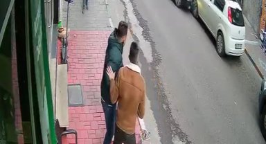 Kontrolden çıkan otomobil, iki araca çarparak durabildi