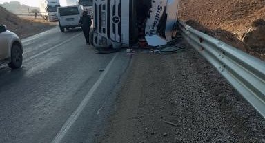 Kontrolden çıkan tır devrildi: 1 yaralı