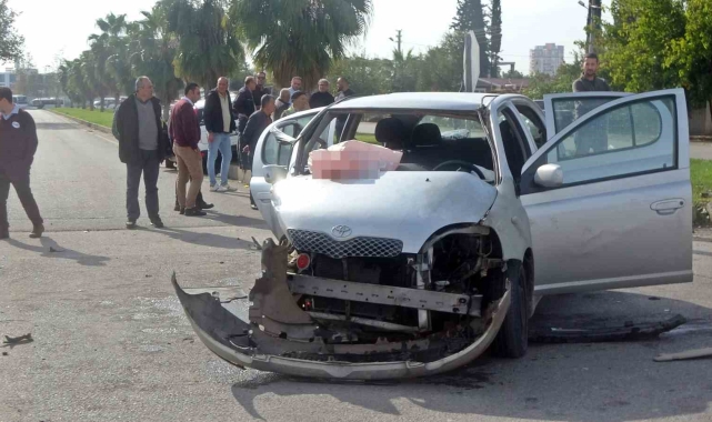 Kontrolsüz kavşakta iki otomobil çarpıştı: 3 yaralı