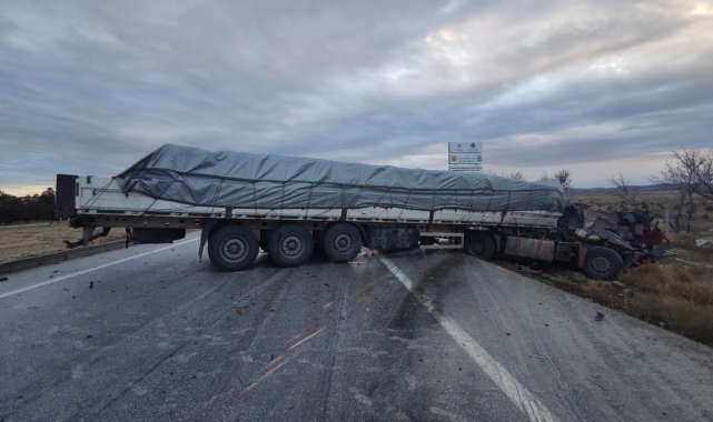 Konya'da kamyon ile tır çarpıştı: 2 yaralı