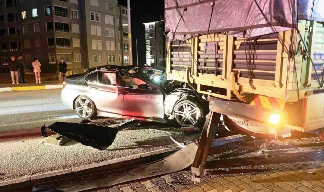 Konya'da otomobil park halindeki kamyona çarptı: 2 yaralı