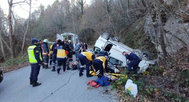 Köy yolunda virajı alamayan hafif ticari araç takla attı