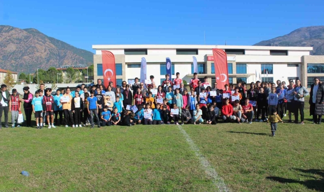 Köyceğiz'de Atatürk koşusuna Yunus Emre Ortaokulu damga vurdu