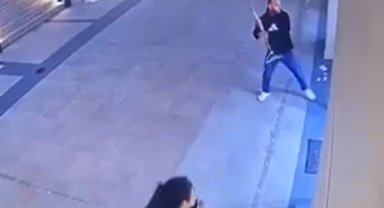 Küçükçekmece'de güzellik merkezine sopa ile saldıran şahsa meydan dayağı