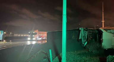 Kum yüklü tırın devrildiği kazada faciadan dönüldü