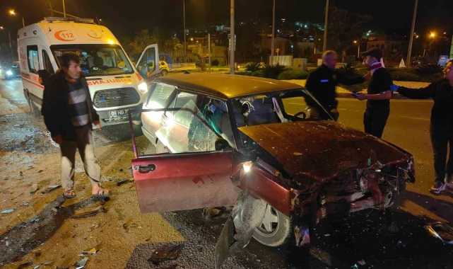 Kuşadası'nda kırmızı ışık ihlali kazaya neden oldu: 2 yaralı